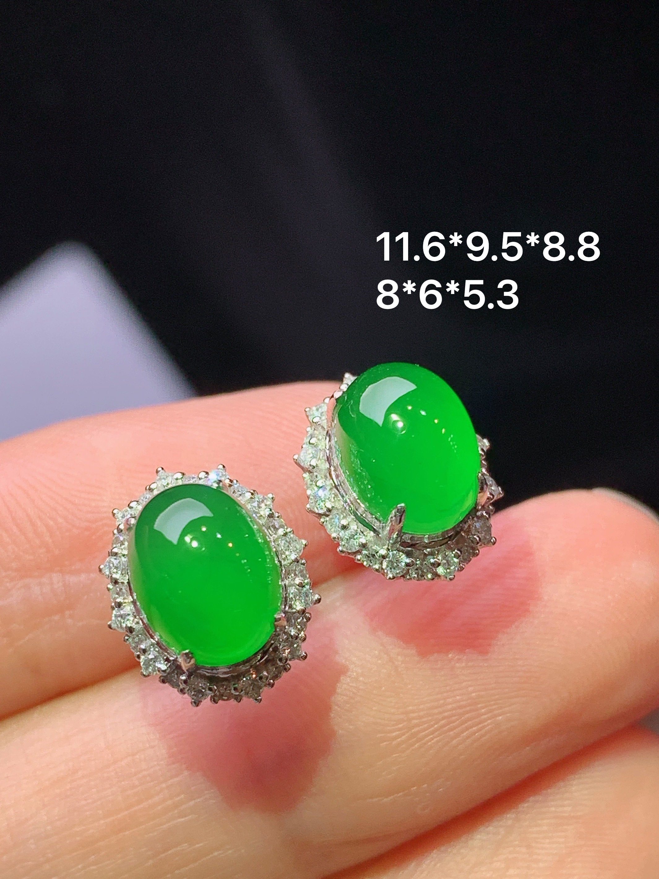 18k金钻镶嵌满绿蛋面耳钉 玉质细腻 色泽艳丽清新 水润亮眼 整体尺寸11.6*9.5*8.8f1