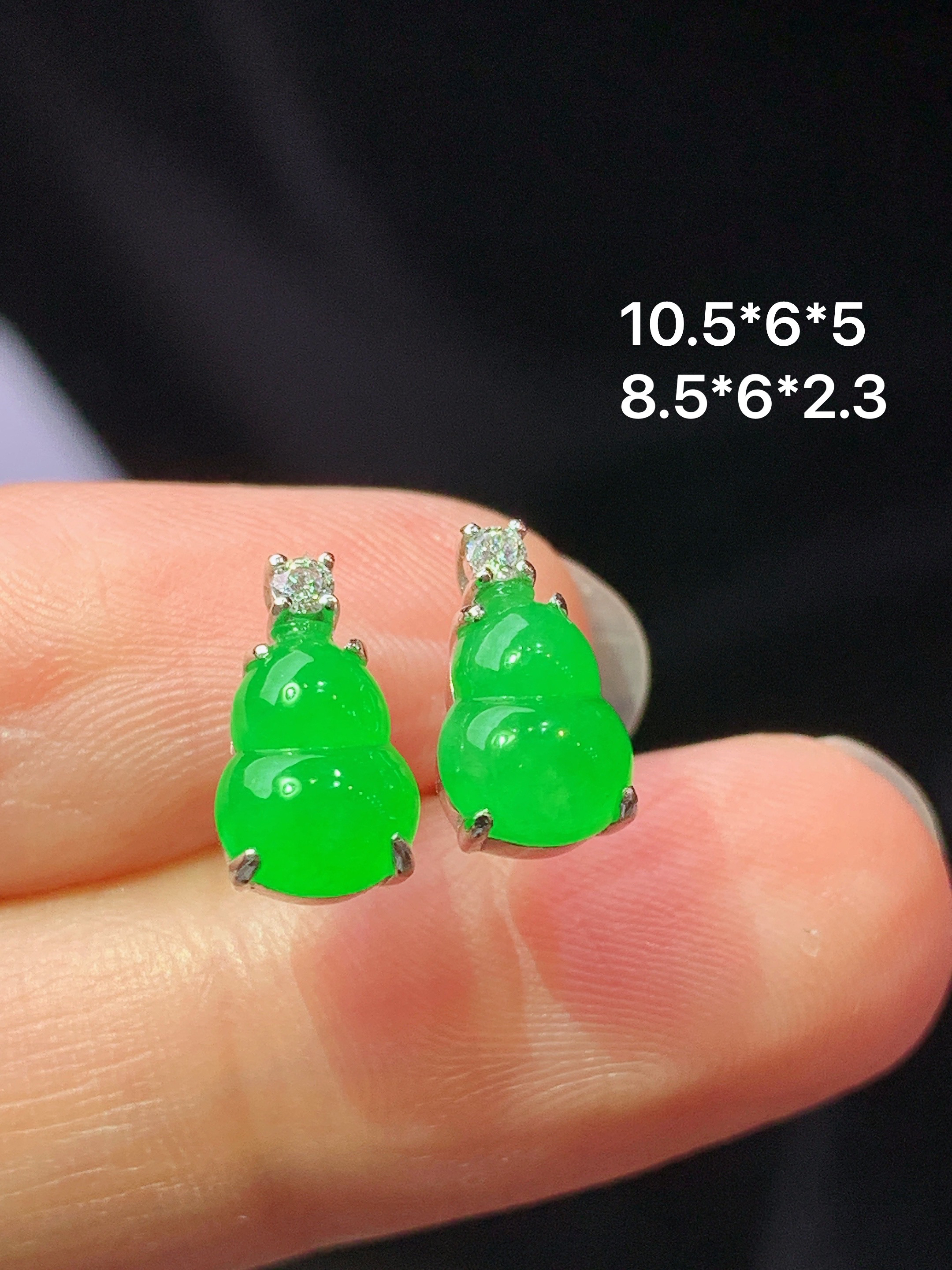 18k金钻镶嵌冰阳绿葫芦耳钉 玉质细腻 色泽艳丽清新 水润亮眼 整体尺寸10.5*6*5f1