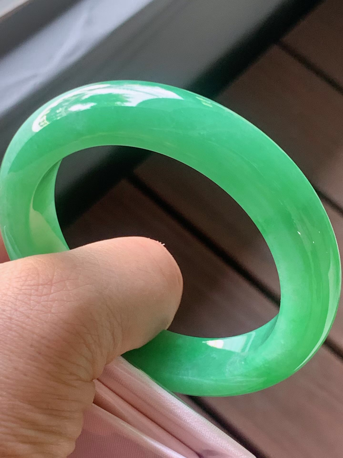 【翡翠名称】老坑种满绿53.5正圈口手镯
【翡翠尺寸】53.5/12.1/9.1mm适合52.5-55正圈口佩戴
【翡翠描述】宝贝种老水足，玉质细腻，色泽靓丽，性价比高，佩戴效果好！
【其它赠送】权威证书/精美挂绳盒子/支持全国复检