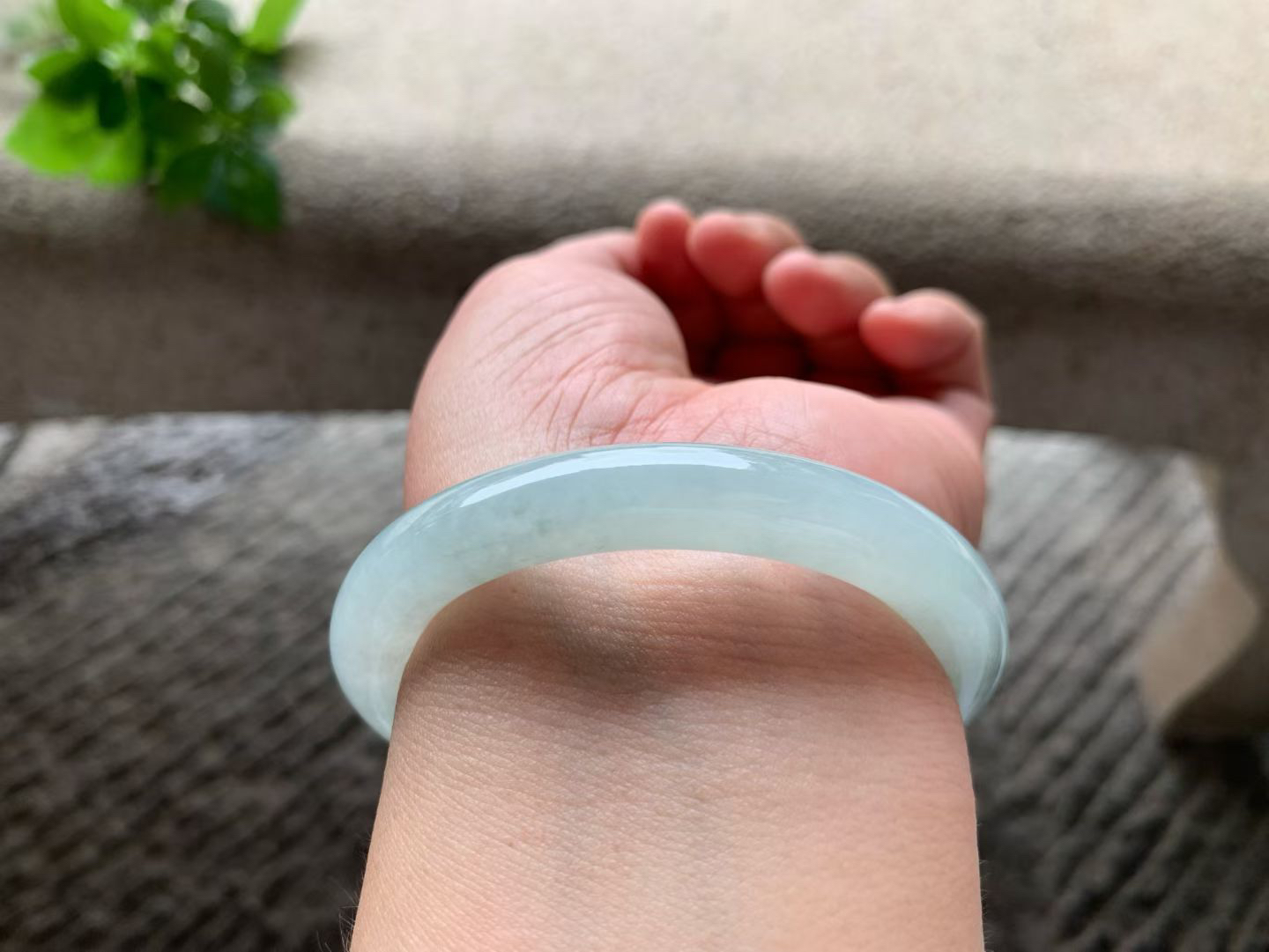 飘正阳圆条手镯尺寸55*9.5*10 整圈微淡底色，水润光泽，一抹翠色正阳鲜辣，青翠耀眼！