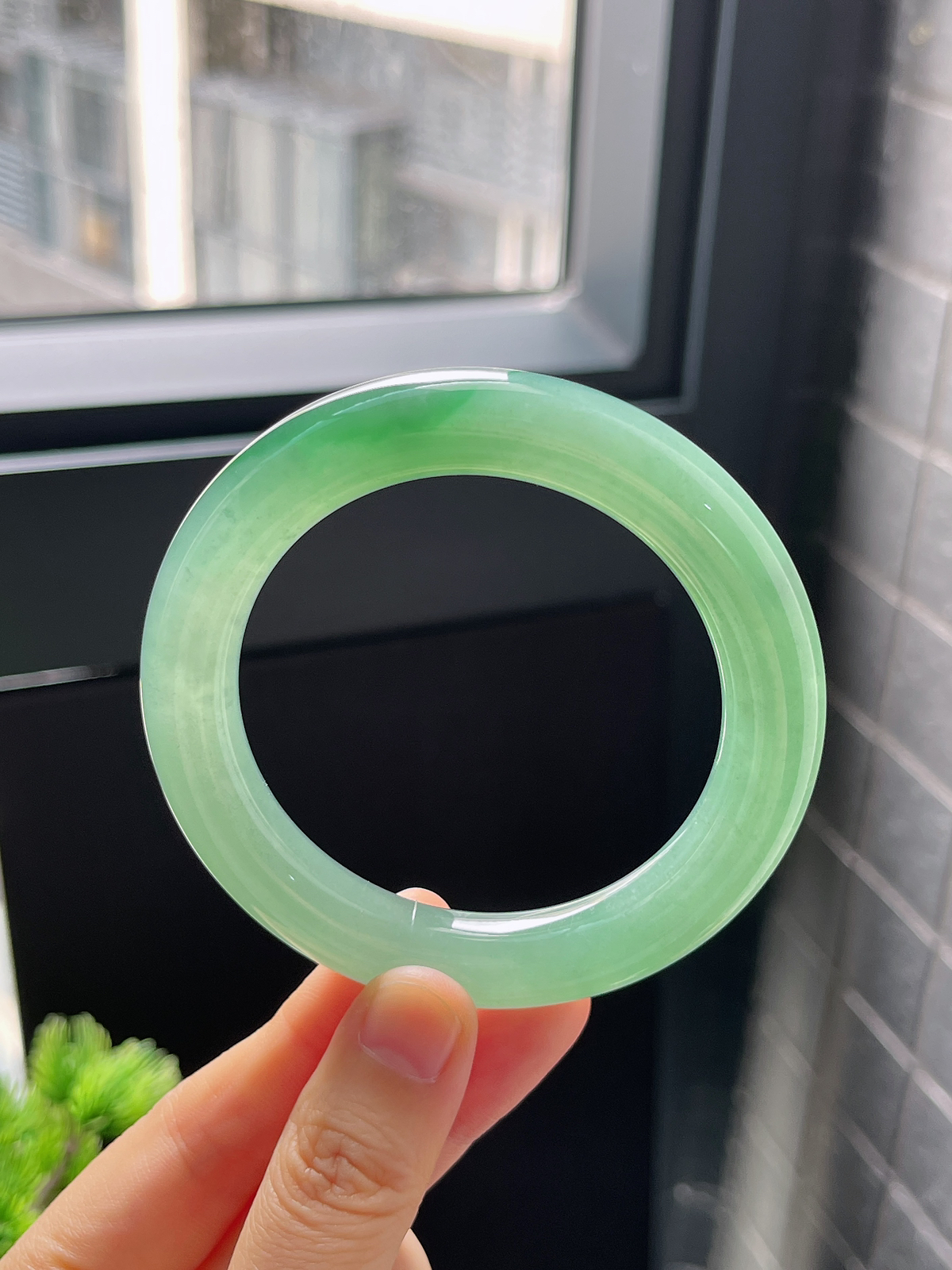 圆镯54.8圈口，翡翠冰糯种绿色手镯