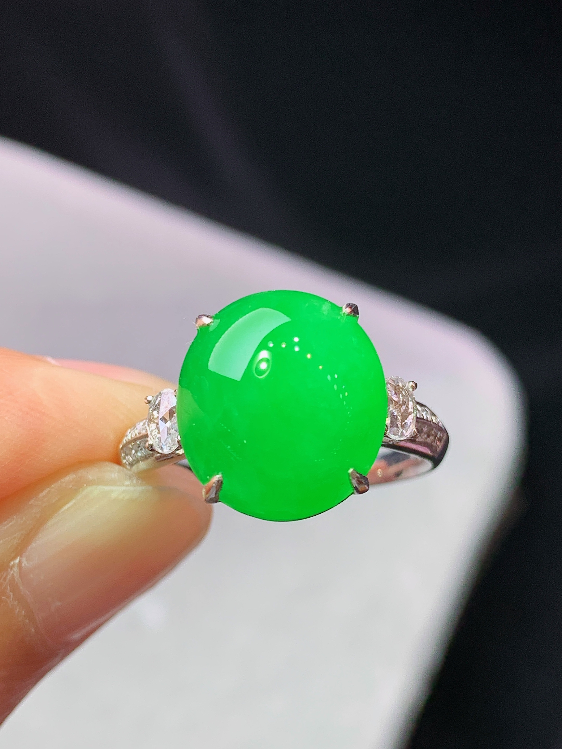 18k金钻镶嵌冰阳绿蛋面戒指 玉质细腻 色泽艳丽清新 水润亮眼 圈口14 裸石尺寸12.5*11.2