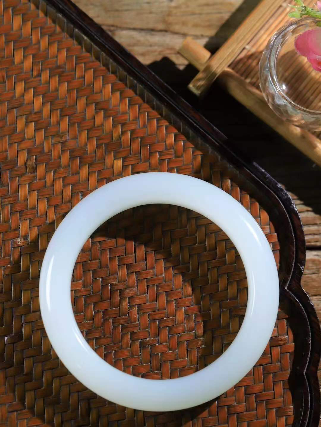 【情有独钟.手镯】

精品和田玉白玉手镯 玉质温润细腻 油性十足 手感舒适，高华雅逸，线条流畅，简约大气，美自天成，素雅高贵。佩戴于腕间，婉约之美 举手投足间透出那低调奢华。重68克 内径58.5mm 尺寸12.6-10.3mm   FDL-79402551