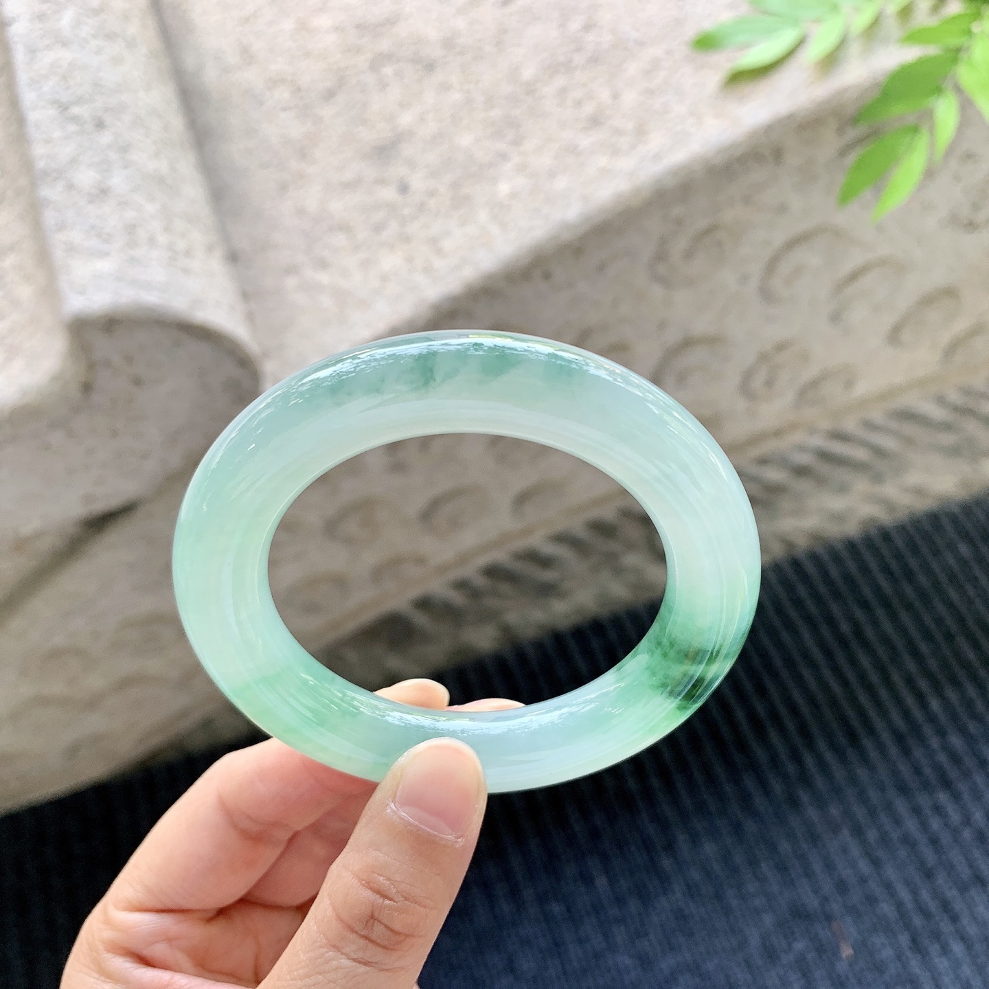 圆条53 54【圈口】53.7/12/12【编码】A1062251【描述】糯冰飘绿花，水润，种老，细腻，无裂