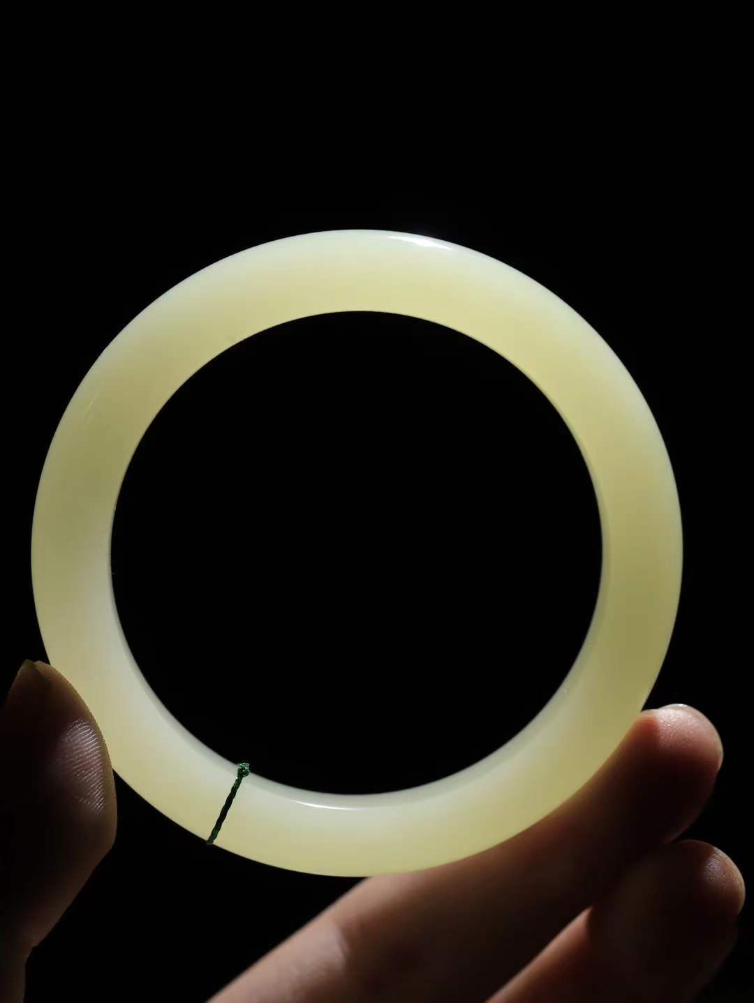 （冬日暖阳.手镯）

精品️和田玉黄口手镯 质地油润，大气雅致，清风明月潺潺，浮浮洗尽铅华随于心，净于念……重46.7克  尺寸55-10.9-8.9mm fDA-99402274