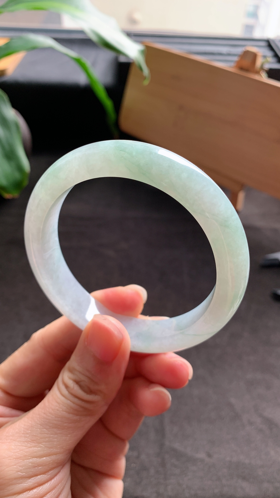 57圈口 天然A货翡翠底色绿手镯 种水好