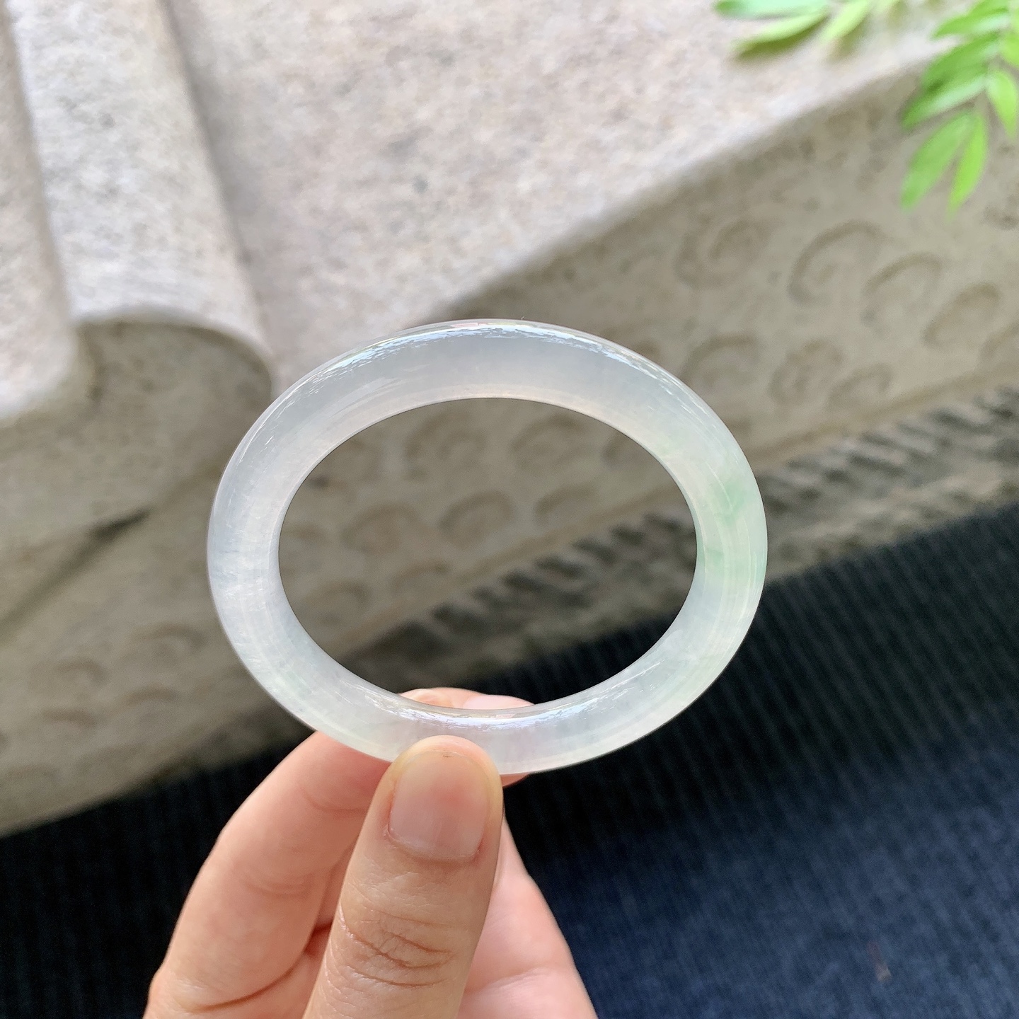 圆条49 50 【圈口】50/8.2/7.9 【编码】C5042713 【描述】冰糯飘绿，水润，种老，细腻，有絮线