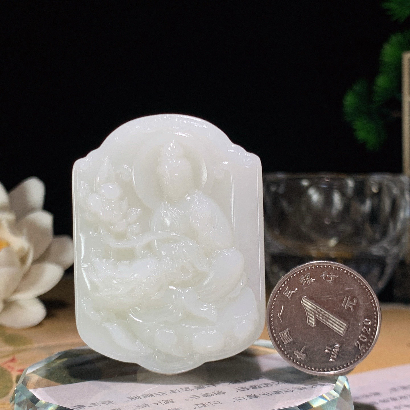 新疆和田玉大势至菩萨牌子挂件 尺寸50/37/11重39.5克。玉质细腻油润。手推出油。佩戴高端典雅。lt260424