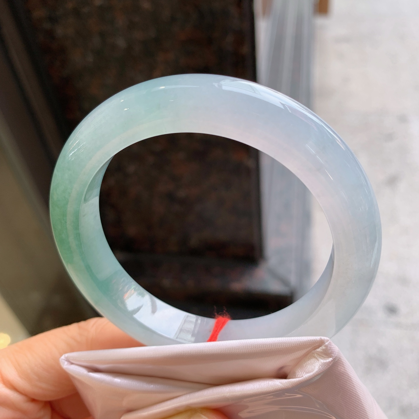 正圈冰种，有杂质，尺寸：59/11.8/10，大圈口