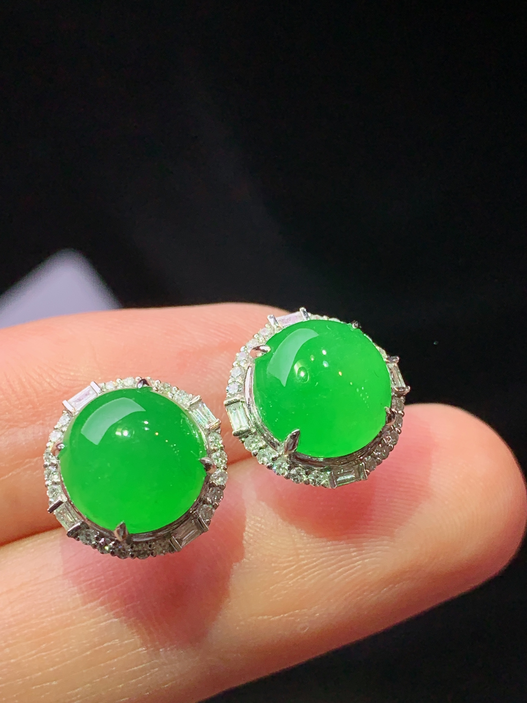18k金钻镶嵌冰阳绿蛋面耳钉 玉质细腻 色泽艳丽清新 水润亮眼 整体尺寸11.8*7.2f1