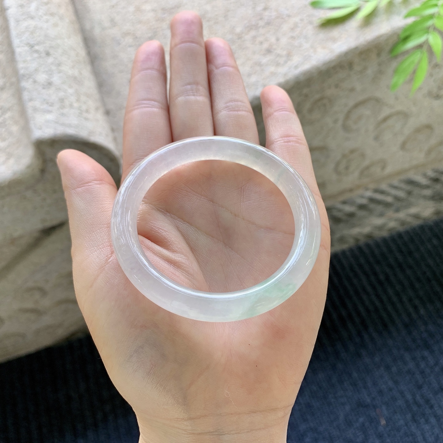 圆条49 50 【圈口】50/8.2/7.9 【编码】C5042713 【描述】冰糯飘绿，水润，种老，细腻，有絮线