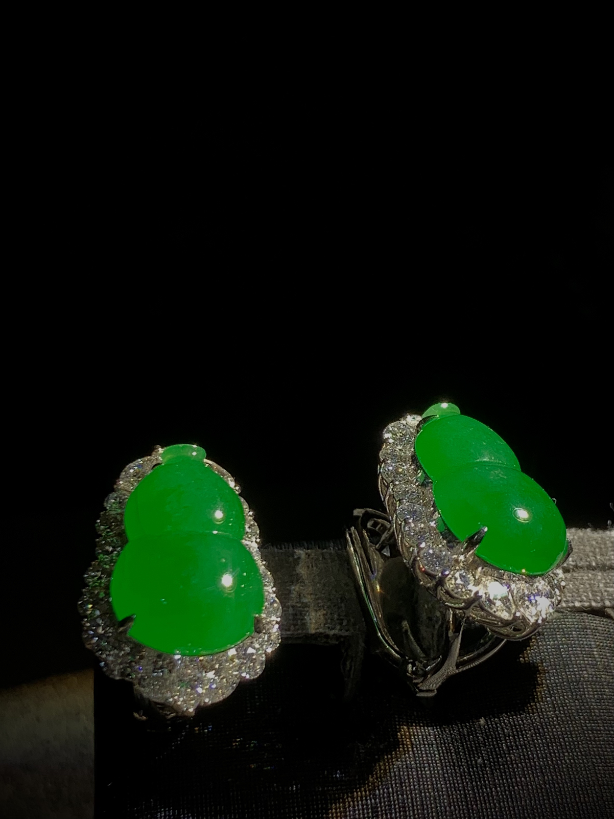 葫芦耳拍耳钉，裸石16-11-4.5mm，
整体21.5-14.8-9.5mm，
18K金，南非钻，11.66g，