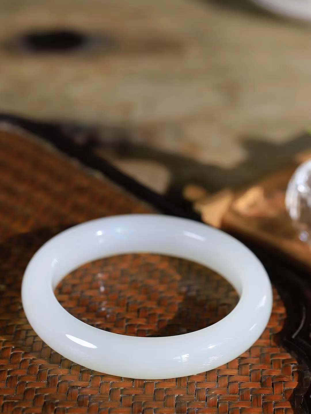 【一见钟情·手镯】

精品和田玉白玉手镯。镯型饱满，温润细腻，脂润沁香。️执一卷书，沏一盏茶，着一袭裙，戴一只镯。淡淡浅笺，素心若兰，静赏玉中诗画。悠悠岁月，芊手轻摘，盛满诗样芳华。重56.7克   内径圈口56mm 尺寸11.7-9.5mm  FDA-55471904