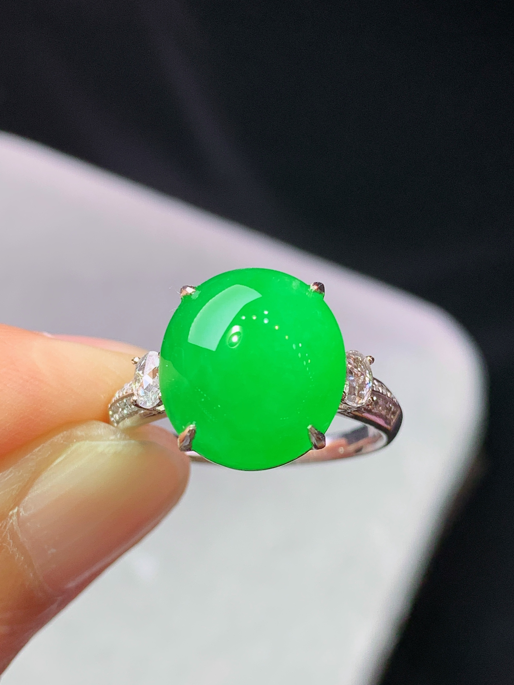 18k金钻镶嵌冰阳绿蛋面戒指 玉质细腻 色泽艳丽清新 水润亮眼 圈口14 裸石尺寸12.5*11.2*5.8f1