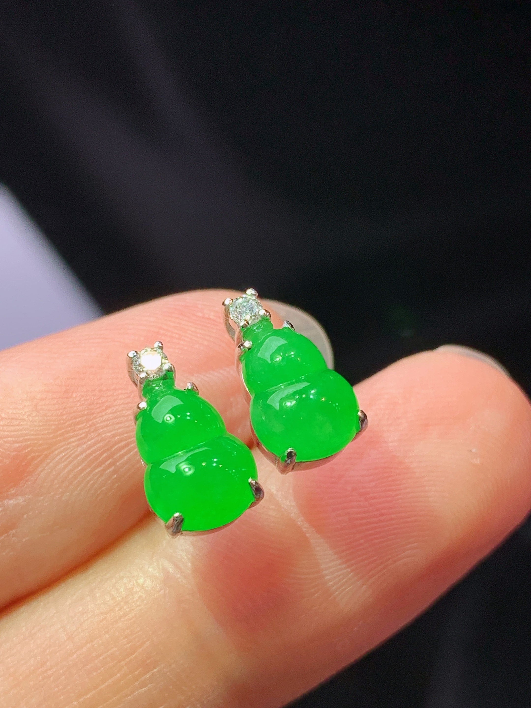 18k金钻镶嵌冰阳绿葫芦耳钉 玉质细腻 色泽艳丽清新 水润亮眼 整体尺寸10.5*6*5f1