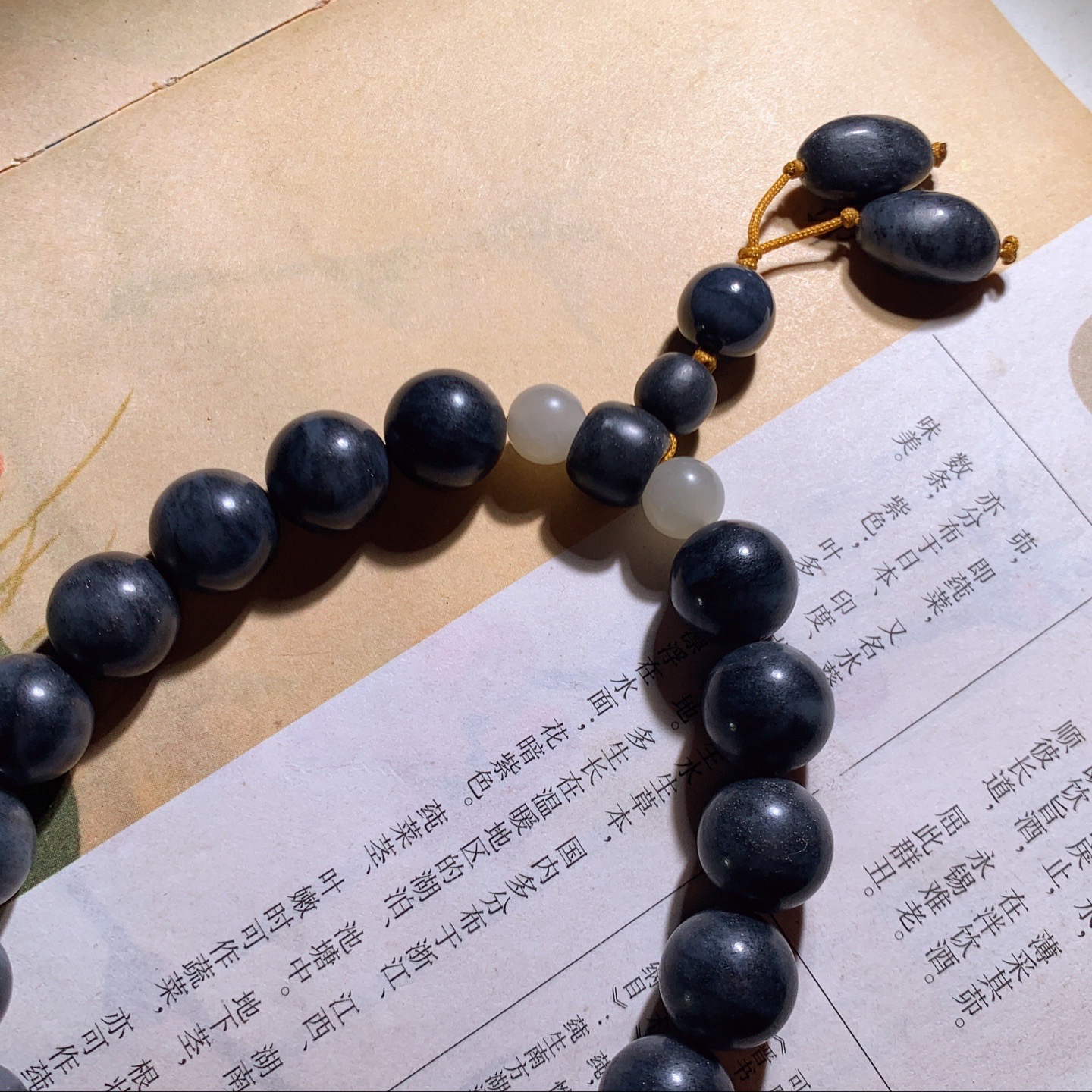 新疆和田玉籽料青花手持 单颗尺寸12重56.5克。玉质细腻油润。手推出油。佩戴高端典雅。lt260424