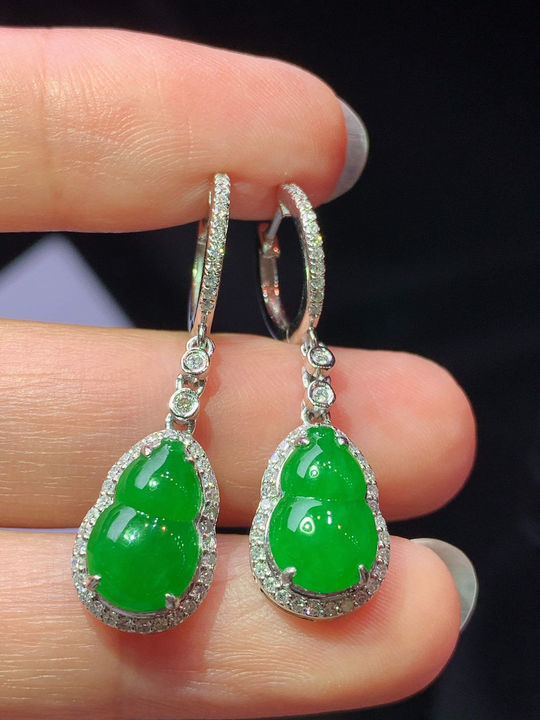18k金钻镶嵌满绿葫芦耳坠 玉质细腻 色泽艳丽清新 水润亮眼 整体尺寸32.6*9.6*6.2f1