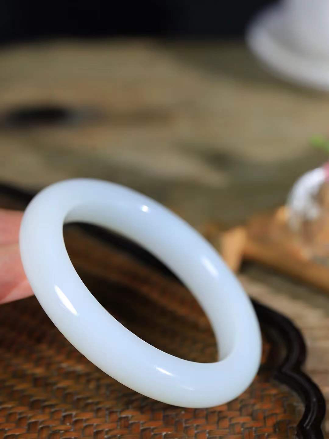 【情有独钟.手镯】

精品和田玉白玉手镯 玉质温润细腻 油性十足 手感舒适，高华雅逸，线条流畅，简约大气，美自天成，素雅高贵。佩戴于腕间，婉约之美 举手投足间透出那低调奢华。重68克 内径58.5mm 尺寸12.6-10.3mm   FDL-79402551