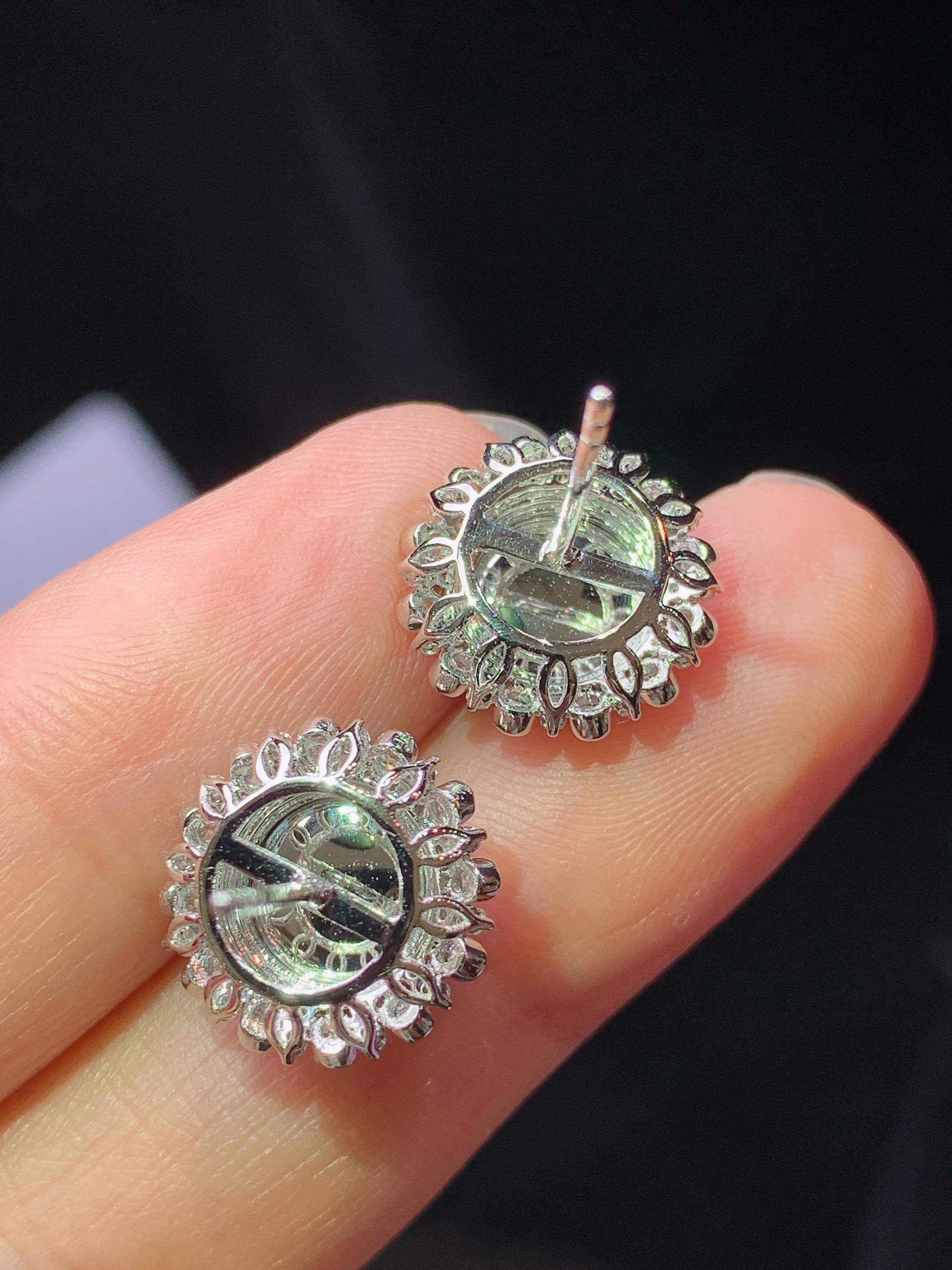 18k金钻镶嵌满绿蛋面耳钉 玉质细腻 色泽艳丽清新 水润亮眼 整体尺寸12.5*7.7f1