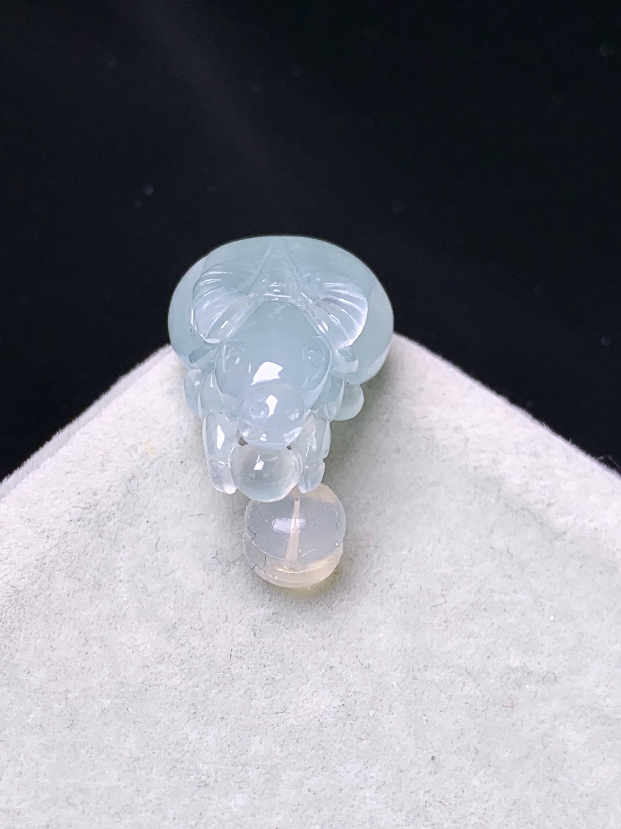 冰种牛气冲天吊坠 玉质细腻 色泽艳丽清新 水润亮眼 整体尺寸19.5*12.8*7.5a5