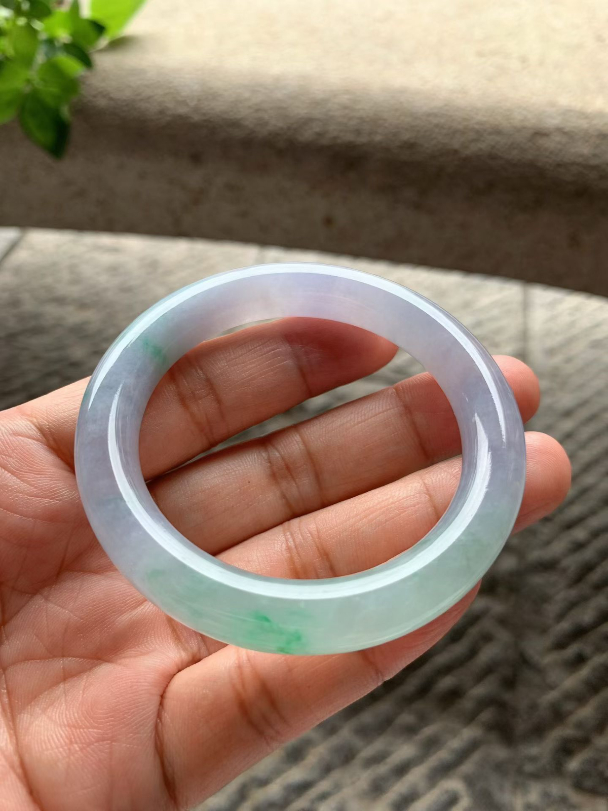 春彩圆条手镯尺寸51.5*9.8*9.5 种质细腻，通透水润，紫绿相间，色彩鲜艳，漂亮醒目！