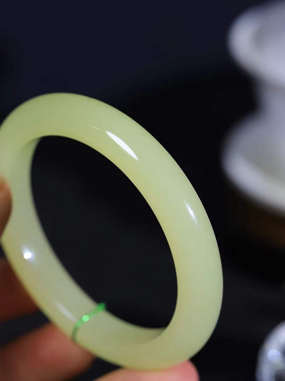 （冬日暖阳.手镯）

精品️和田玉黄口手镯 质地油润，大气雅致，清风明月潺潺，浮浮洗尽铅华随于心，净于念……重46.7克  尺寸55-10.9-8.9mm fDA-99402274