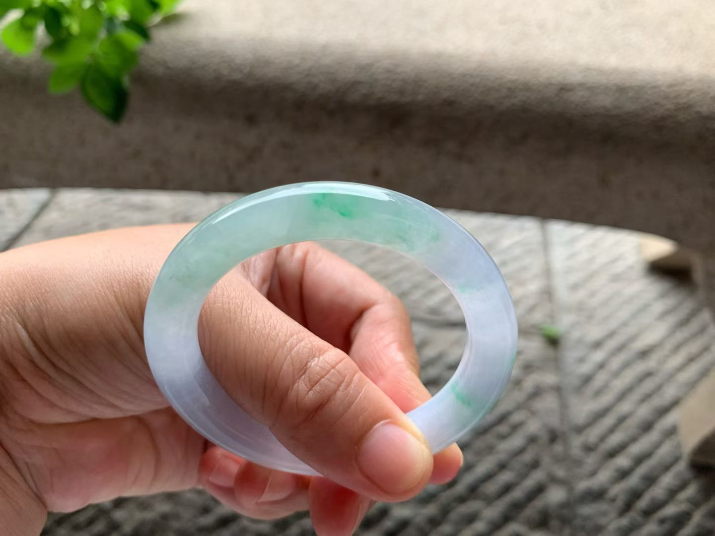 春彩圆条手镯尺寸51.5*9.8*9.5 种质细腻，通透水润，紫绿相间，色彩鲜艳，漂亮醒目！