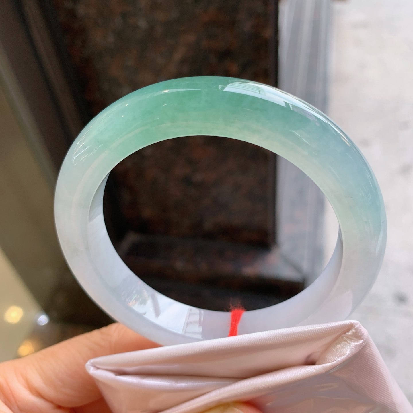 正圈冰种，有杂质，尺寸：59/11.8/10，大圈口