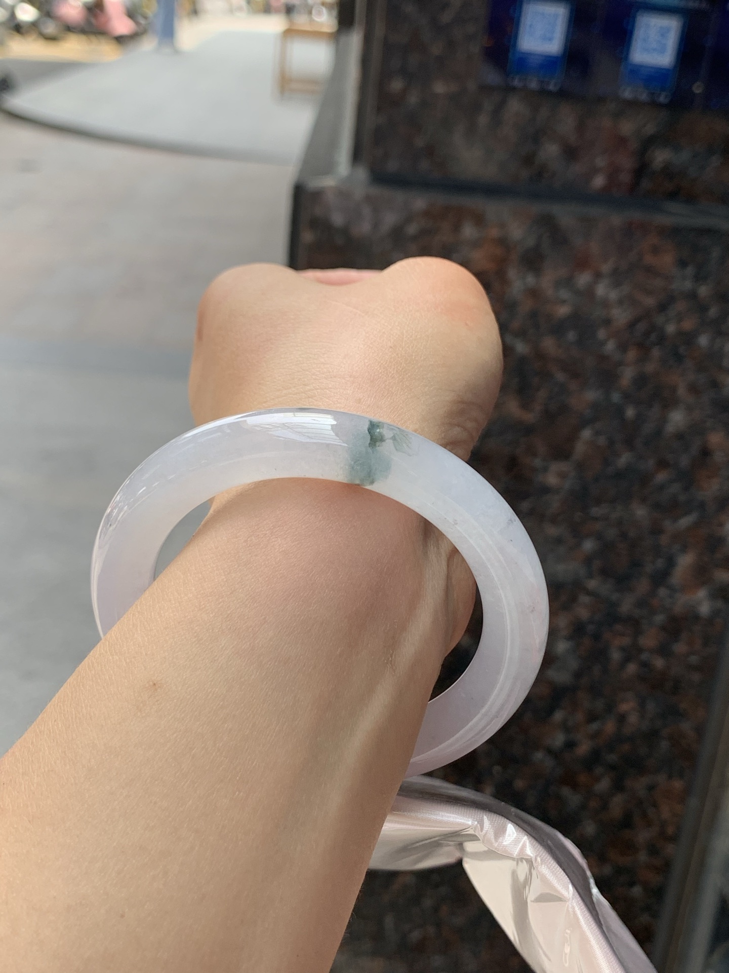 冰紫飘花圆条，54.5-10.7-10.2，0426-118-35，打灯细纹，表皮微扣，底妆冰润清透如初雪，烟紫漫溢若晨曦，翡色灵花随光舞动，似水墨晕染的江南画卷，腕间流转一抹诗意浪漫