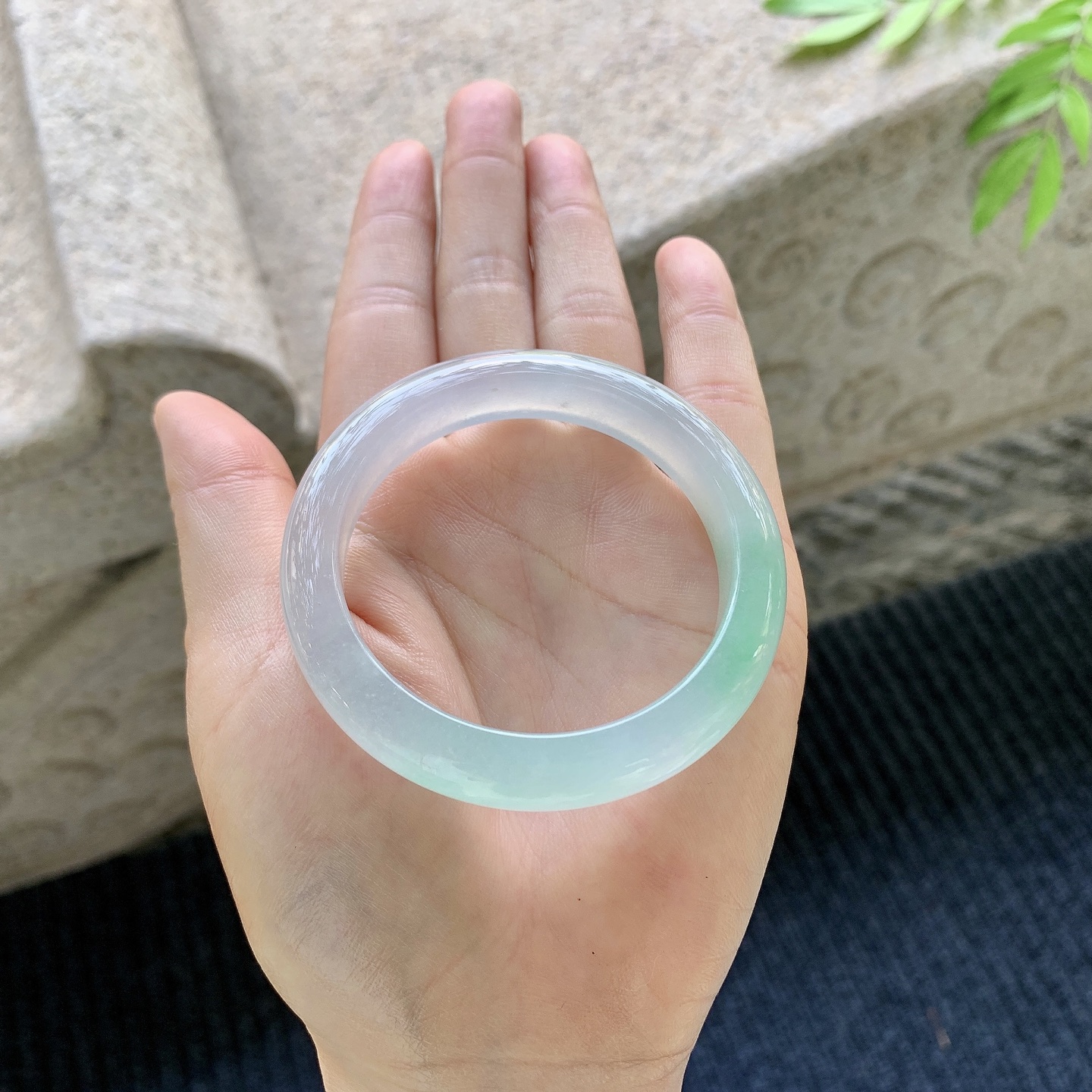 正圈50 51，圈口50.3/10/7.8，编码G7080253，描述糯冰飘绿，水润，种老，细腻，打灯有絮线