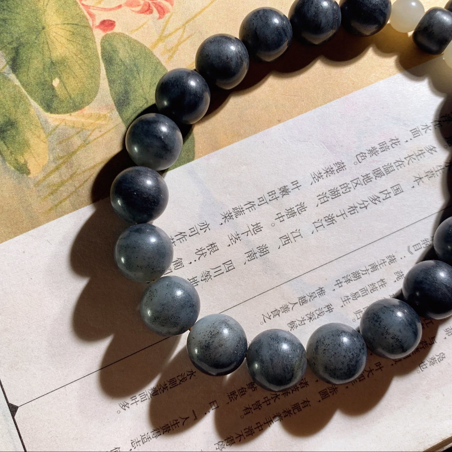 新疆和田玉籽料青花手持 单颗尺寸12重56.5克。玉质细腻油润。手推出油。佩戴高端典雅。lt260424