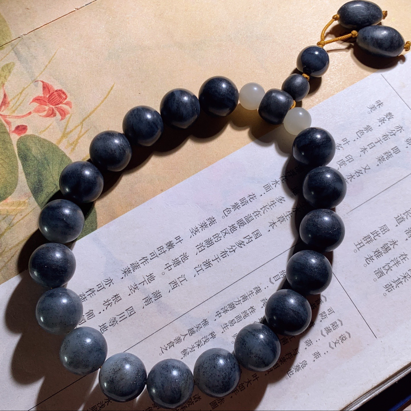 新疆和田玉籽料青花手持 单颗尺寸12重56.5克。玉质细腻油润。手推出油。佩戴高端典雅。lt260424