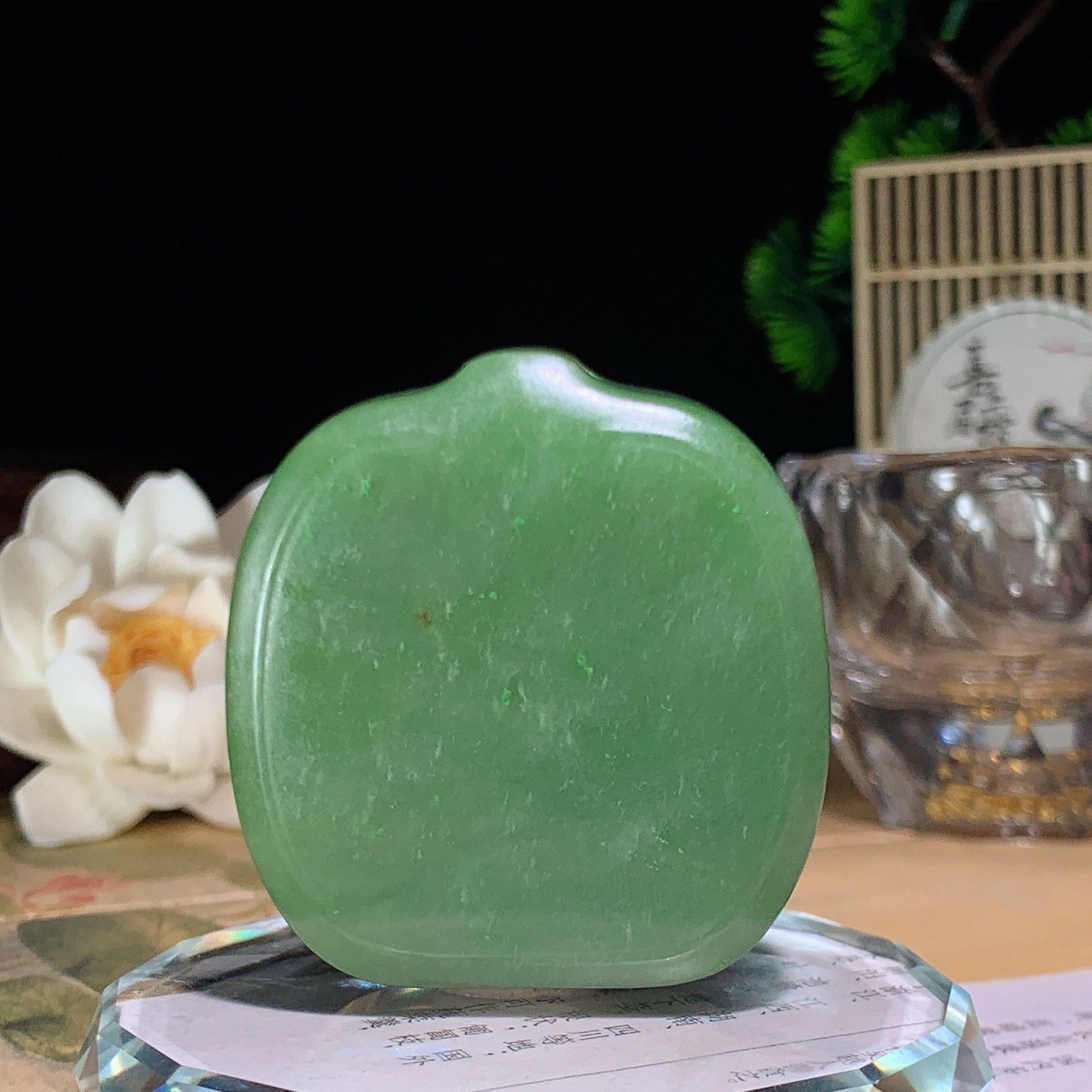 和田玉阳绿俄罗斯碧玉山水怡情挂件 尺寸47/44/15重72.5克，玉质细腻油润 底色纯净 脂粉好，品质好！lt260425