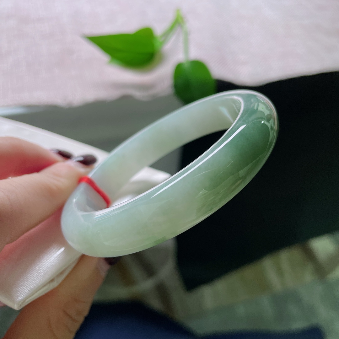 56.4/12.2/7.5，油绿底正圈，颜色渐变，水润，种老，一镯两戴，有棉线，ss48626a