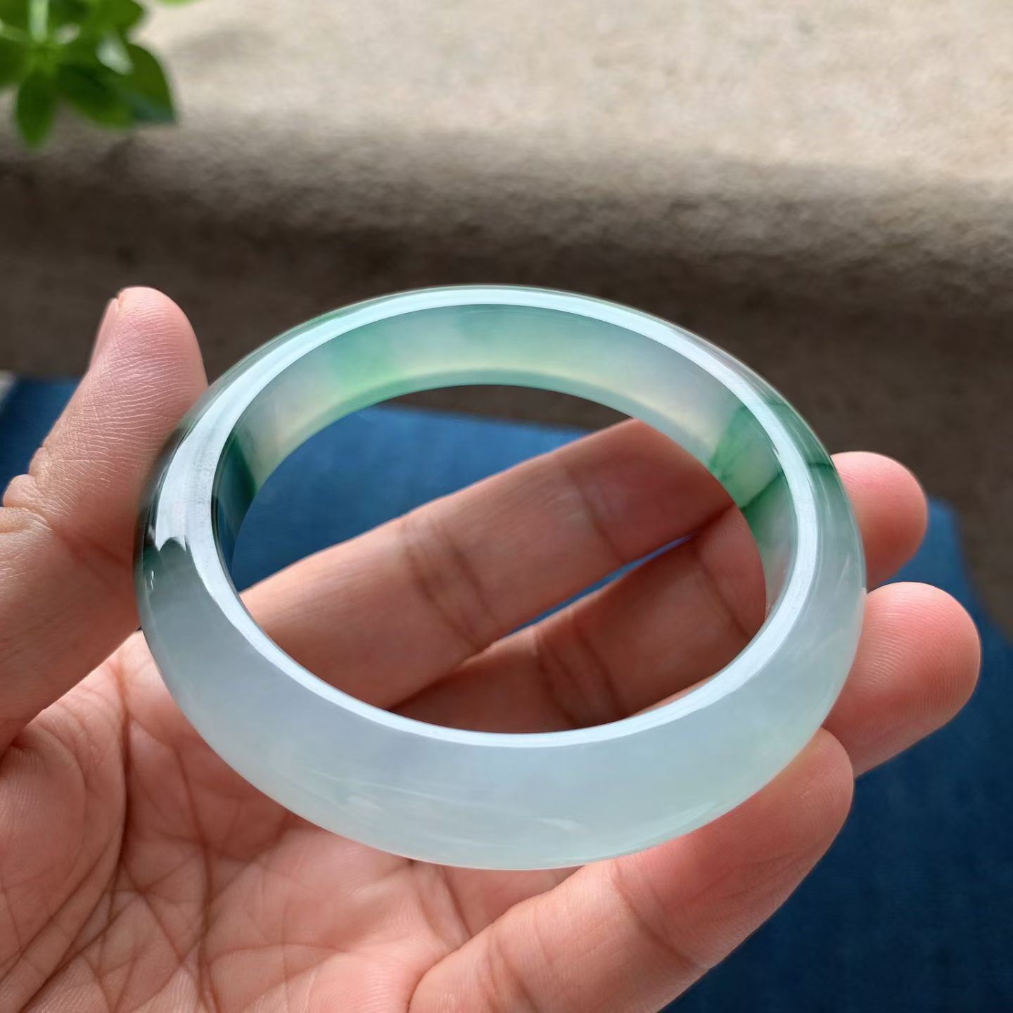 飘阳绿正圈手镯尺寸55.5*12.5*8.5 老种，通体冰透，水头充盈，果冻感十足，翠色鲜阳，灵气清雅！