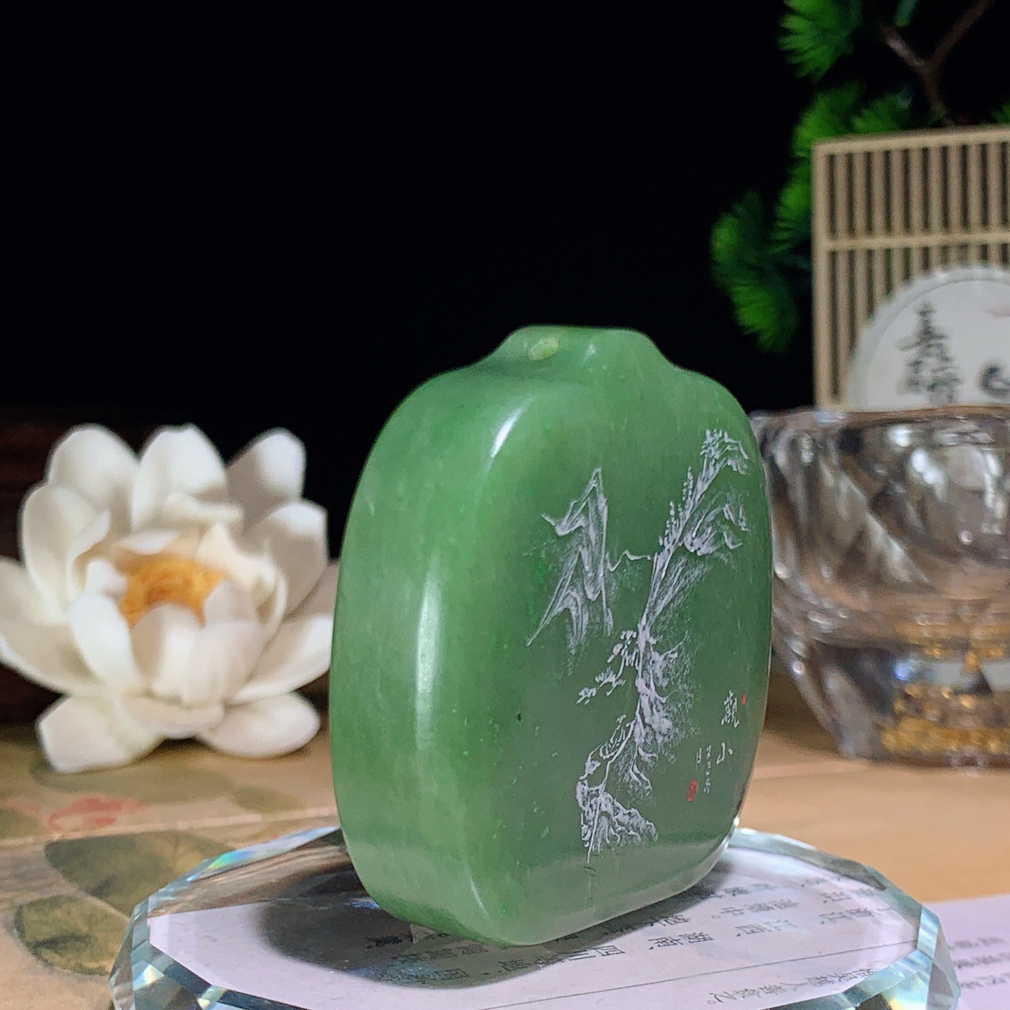 和田玉阳绿俄罗斯碧玉山水怡情挂件 尺寸47/44/15重72.5克，玉质细腻油润 底色纯净 脂粉好，品质好！lt260425