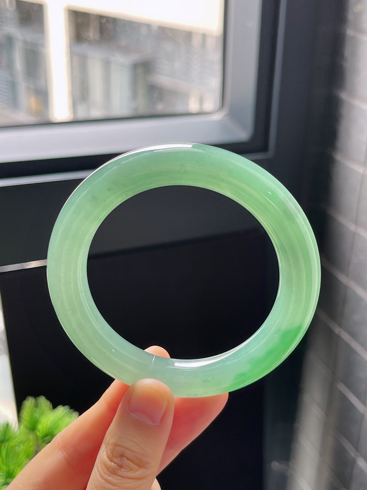 圆镯54.8圈口，翡翠冰糯种绿色手镯