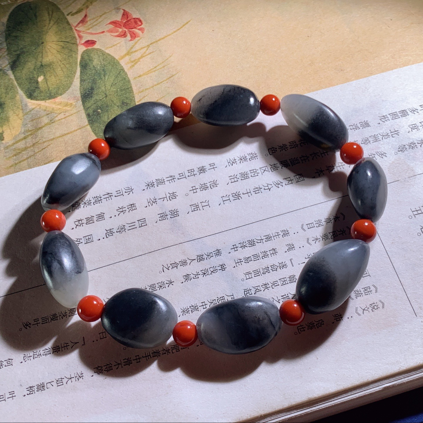 新疆和田玉籽料青花原石手串 单颗尺寸19/11/10重30.5克。玉质细腻油润。手推出油。佩戴高端典雅。lt260424