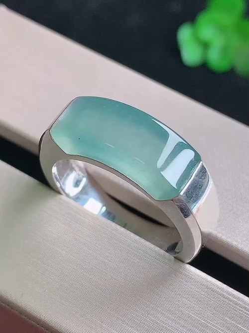 银镶冰蓝水马鞍戒指，无裂，尺寸17.5/6.8/4.2，№;y25lan 22