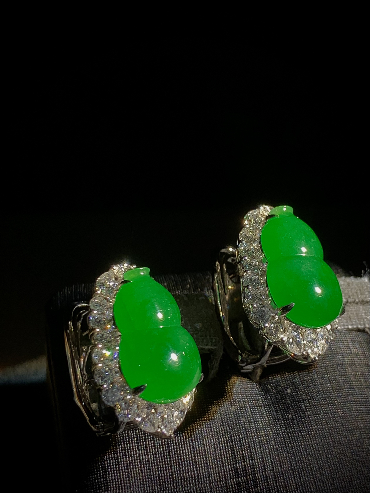 葫芦耳拍耳钉，裸石16-11-4.5mm，
整体21.5-14.8-9.5mm，
18K金，南非钻，11.66g，