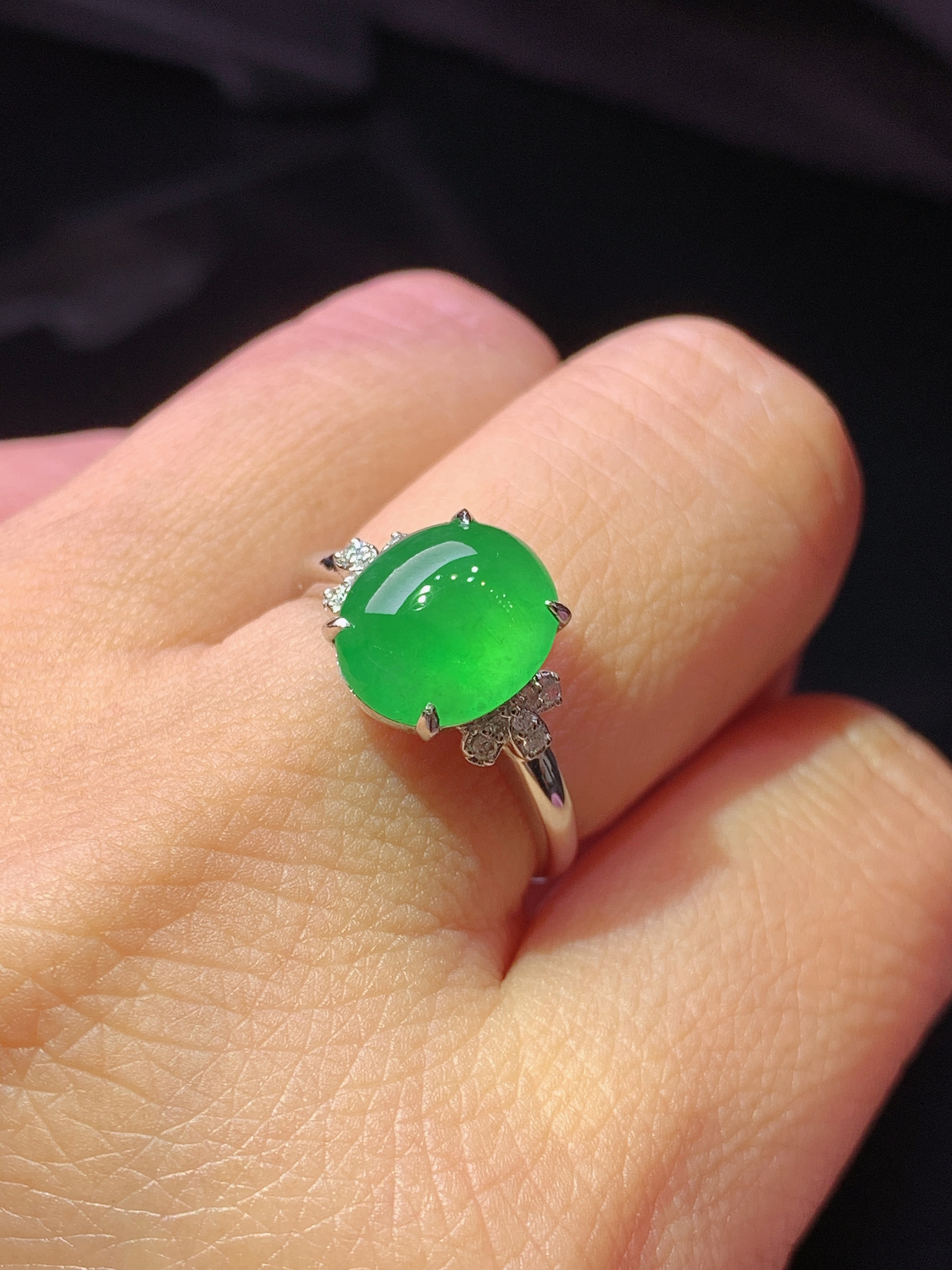 18k金钻镶嵌冰阳绿蛋面戒指 玉质细腻 色泽艳丽清新 水润亮眼 圈口14 裸石尺寸10.2*8.65f1