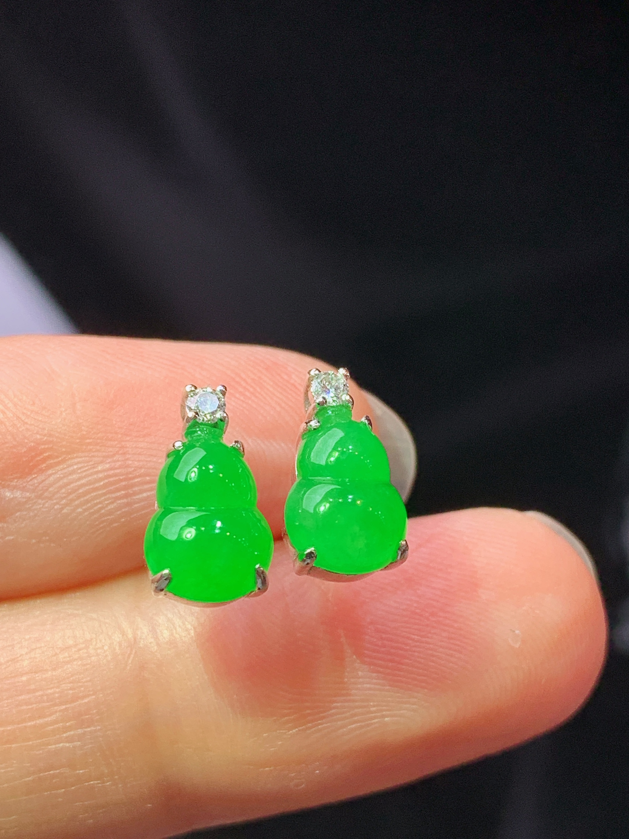 18k金钻镶嵌冰阳绿葫芦耳钉 玉质细腻 色泽艳丽清新 水润亮眼 整体尺寸10.5*6*5f1