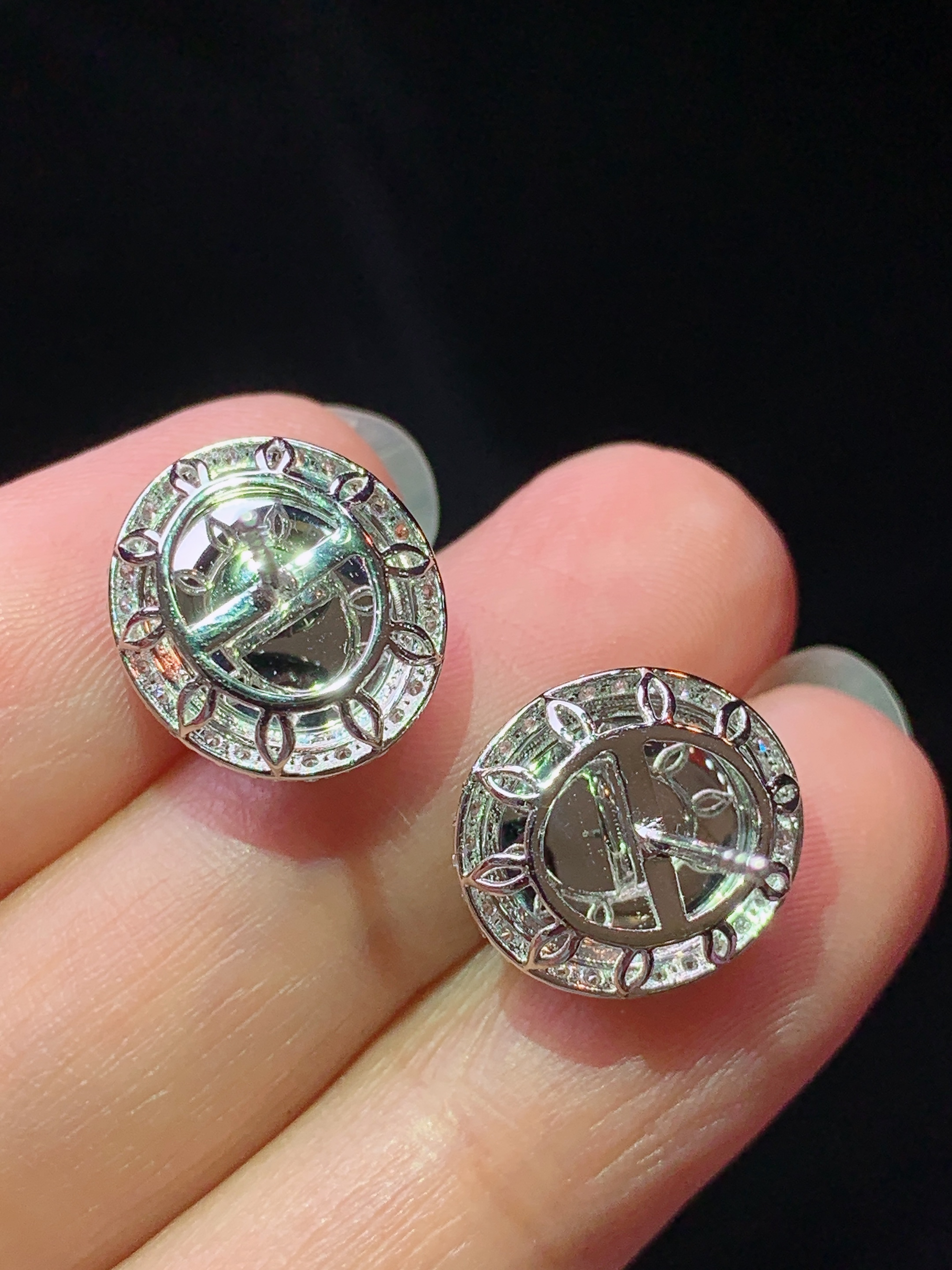 18k金钻镶嵌冰阳绿蛋面耳钉 玉质细腻 色泽艳丽清新 水润亮眼 整体尺寸13*11.8*9.5f1