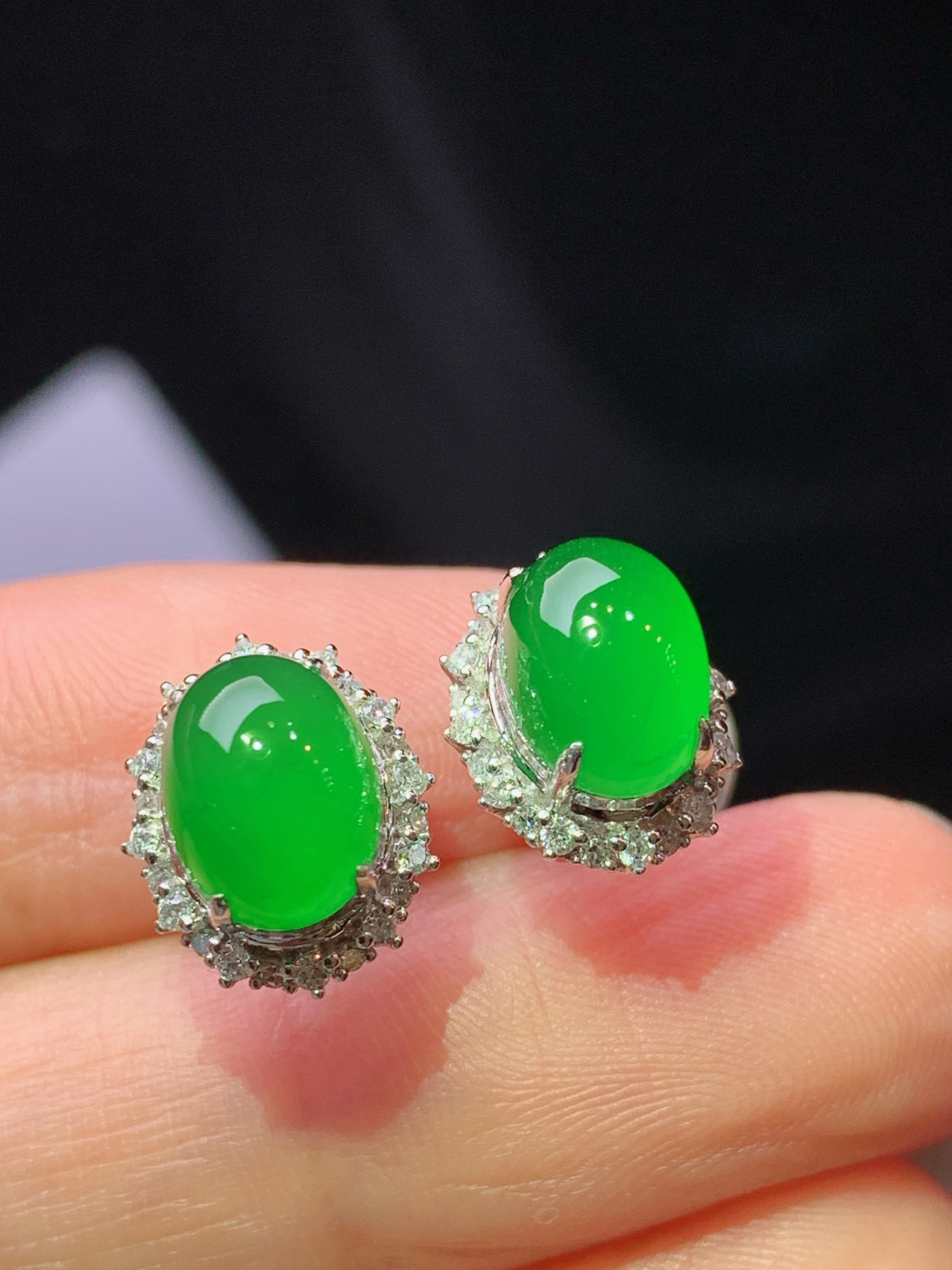 18k金钻镶嵌满绿蛋面耳钉 玉质细腻 色泽艳丽清新 水润亮眼 整体尺寸11.6*9.5*8.8f1