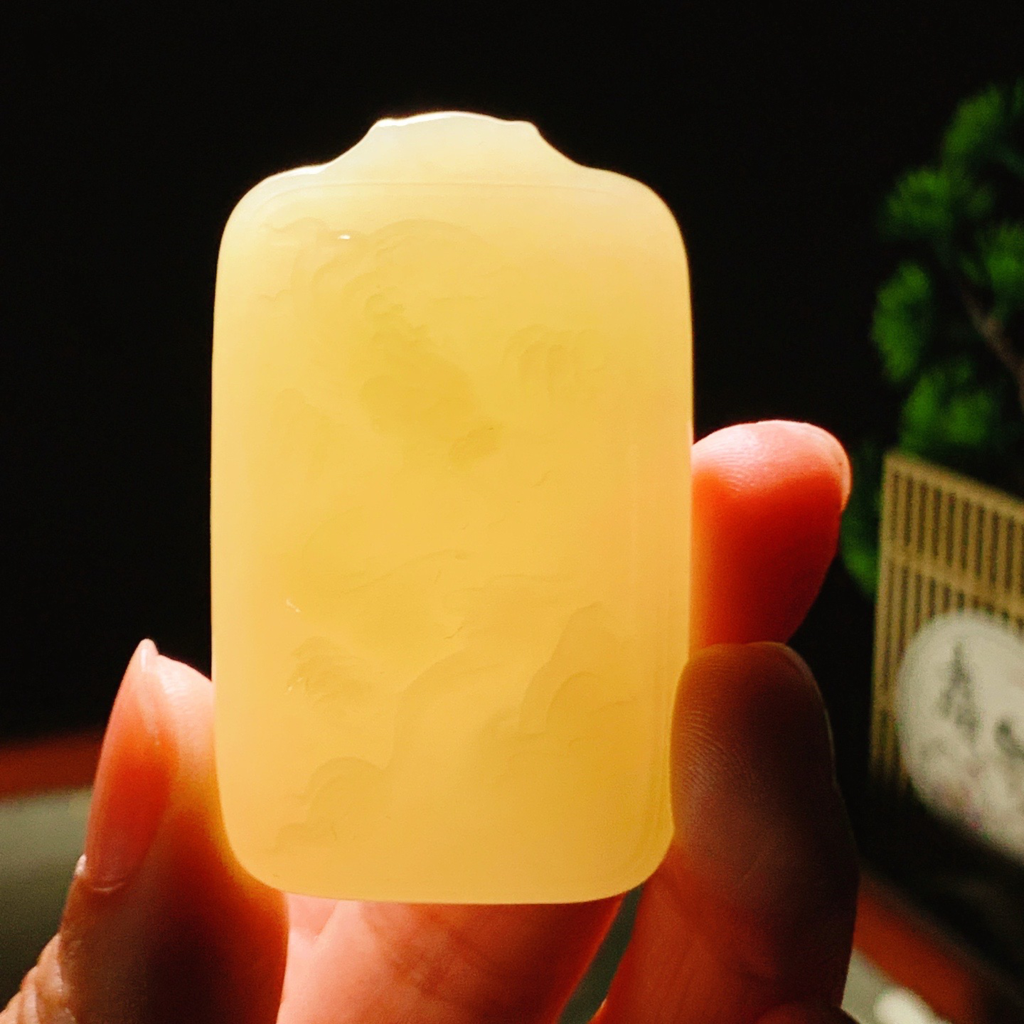 新疆和田玉若羌黄口料龙行天下龙挂件。尺寸51/31/11重40.5克 玉质细腻油润 底色纯净 脂粉好，品质好。lt260425