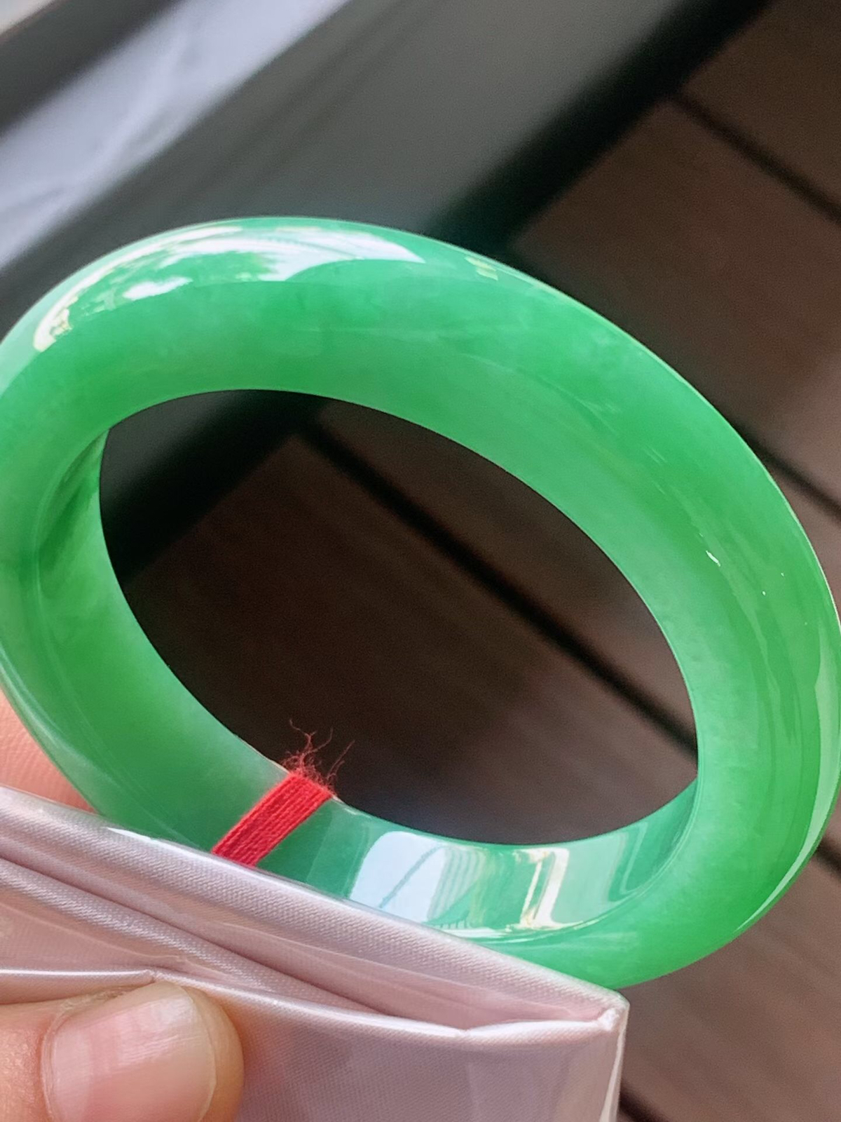 【翡翠名称】老坑种满绿53.5正圈口手镯
【翡翠尺寸】53.5/12.1/9.1mm适合52.5-55正圈口佩戴
【翡翠描述】宝贝种老水足，玉质细腻，色泽靓丽，性价比高，佩戴效果好！
【其它赠送】权威证书/精美挂绳盒子/支持全国复检