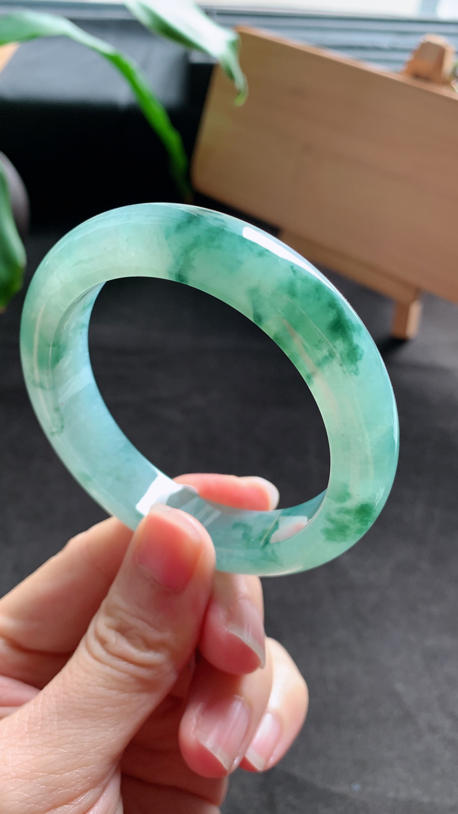 54圈口天然A货翡翠飘花手镯 种水好 花色好看