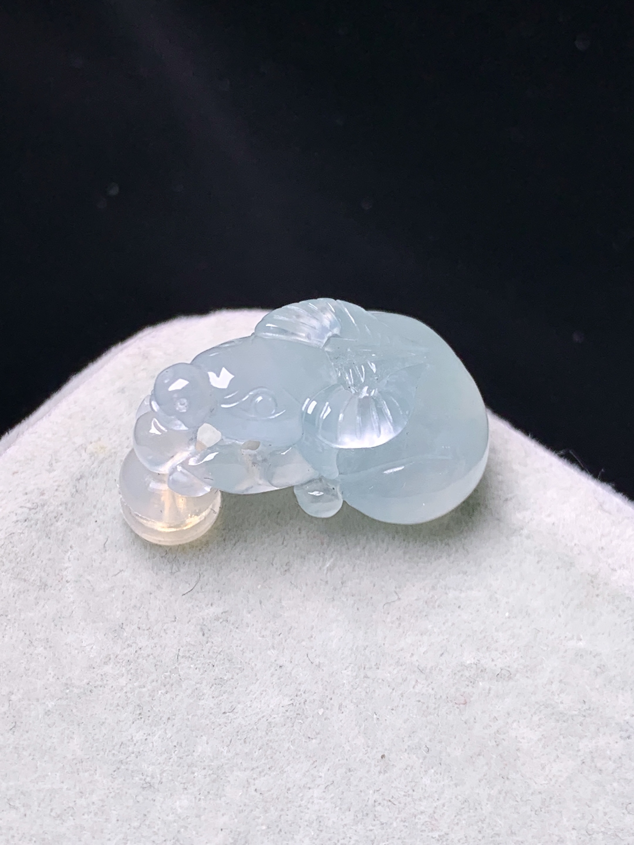 冰种牛气冲天吊坠 玉质细腻 色泽艳丽清新 水润亮眼 整体尺寸19.5*12.8*7.5a5