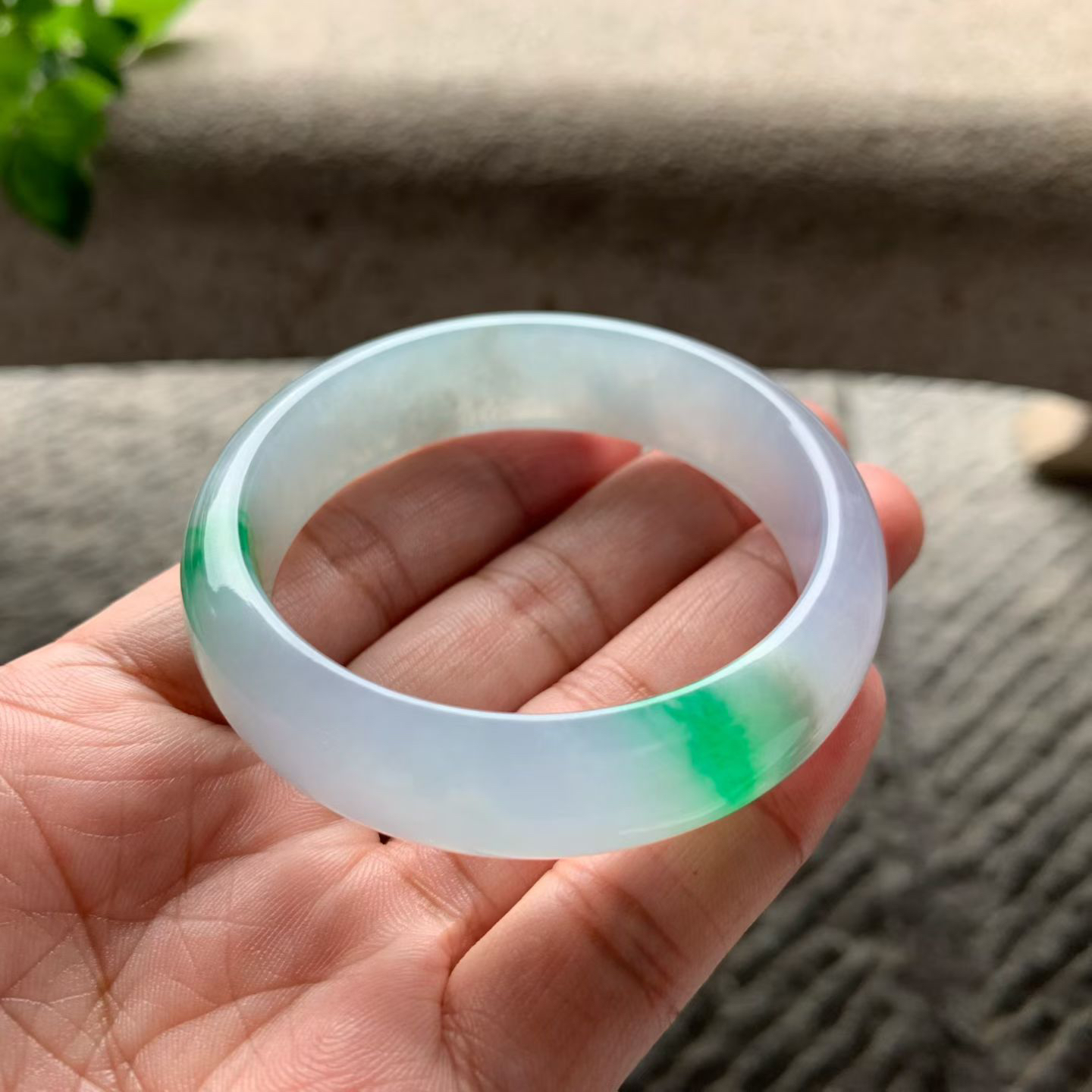 正阳绿正圈手镯尺寸52.5*14.5*7.5 老种通透，纯净细腻，胶润水足，微淡粉底，翠色正阳鲜辣，青翠耀眼，贵气十足！