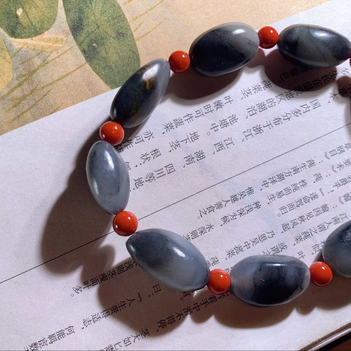 新疆和田玉籽料青花原石手串 单颗尺寸19/11/10重30.5克。玉质细腻油润。手推出油。佩戴高端典雅。lt260424